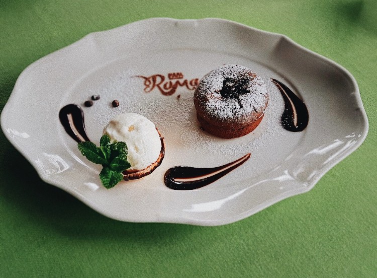 Шоколадний вулкан з ванільним морозивом — це десерт, який не залишить нікого байдужим!